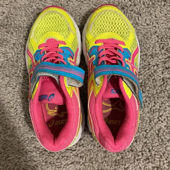 Kids shoes - size 11 - Picture 2 of 4